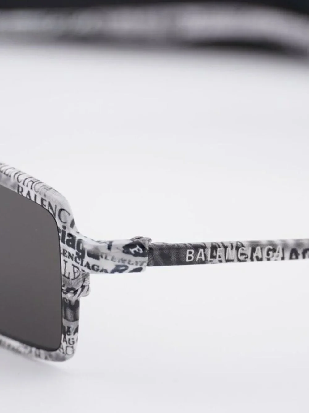 Balenciaga model bb0082s